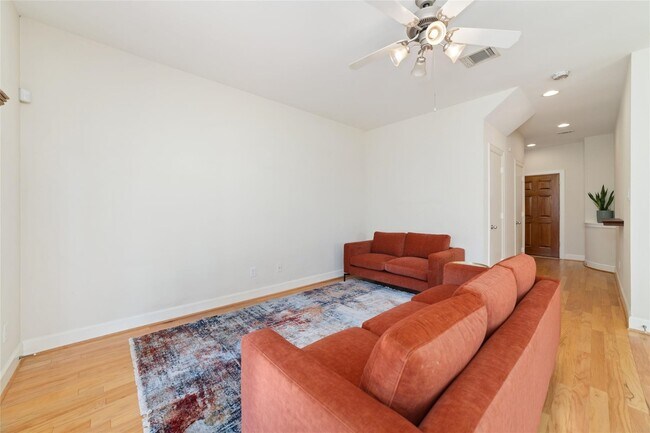 Building Photo - 826 E 40th St
