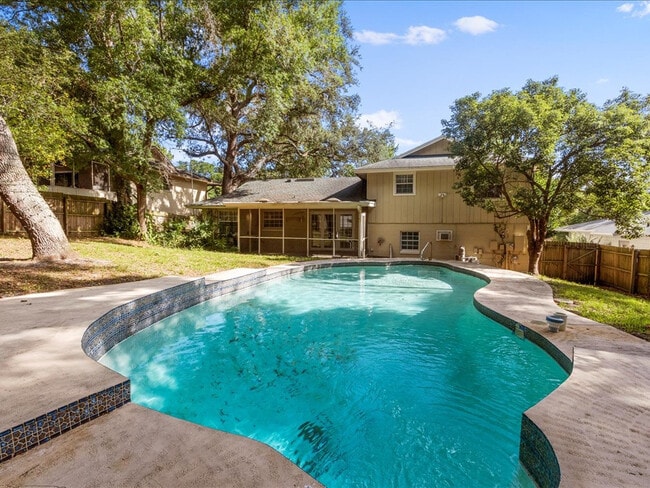 Building Photo - Single Family Pool Home Excellent Location