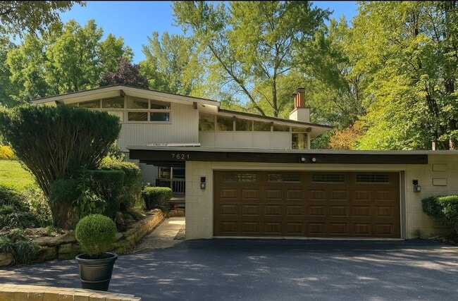 Primary Photo - Spacious Mid-Century Modern Rental in Cant...