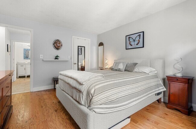 Building Photo - 7 Greenbriar Dr