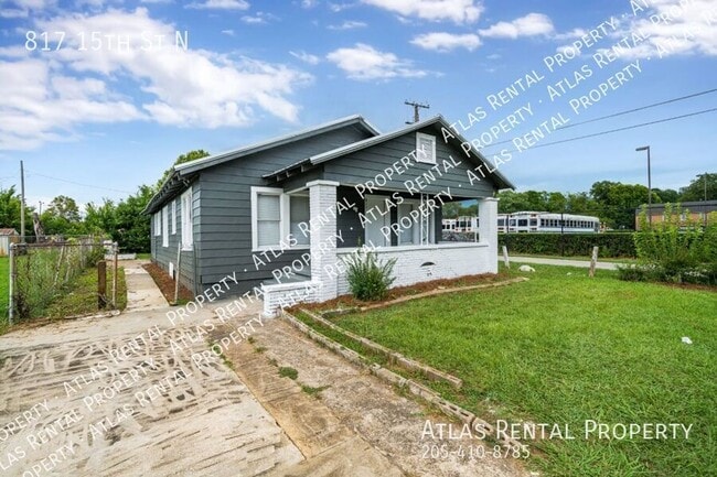 Building Photo - 817 15th St N