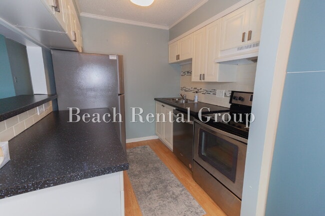 Building Photo - Furnished or Unfurnished Condo blocks from the beach