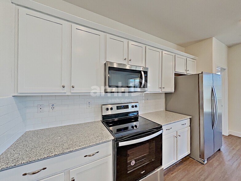 Building Photo - 5951 W Larkspur Dr