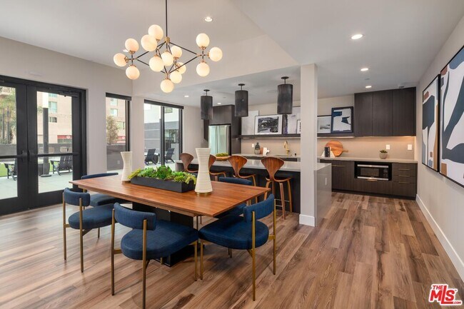 Building Photo - 201 N La Brea Ave