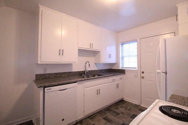 Building Photo - August FREE On This 2 Bedroom 2 Bath Duplex In The Waldo Area
