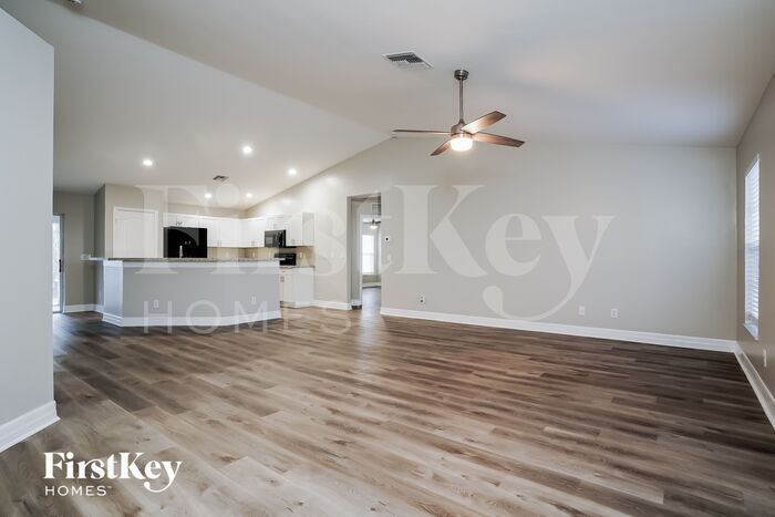 Building Photo - 629 NE Juanita Ct