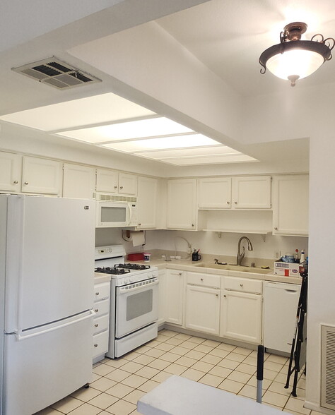 Building Photo - 5420 Sylmar Ave