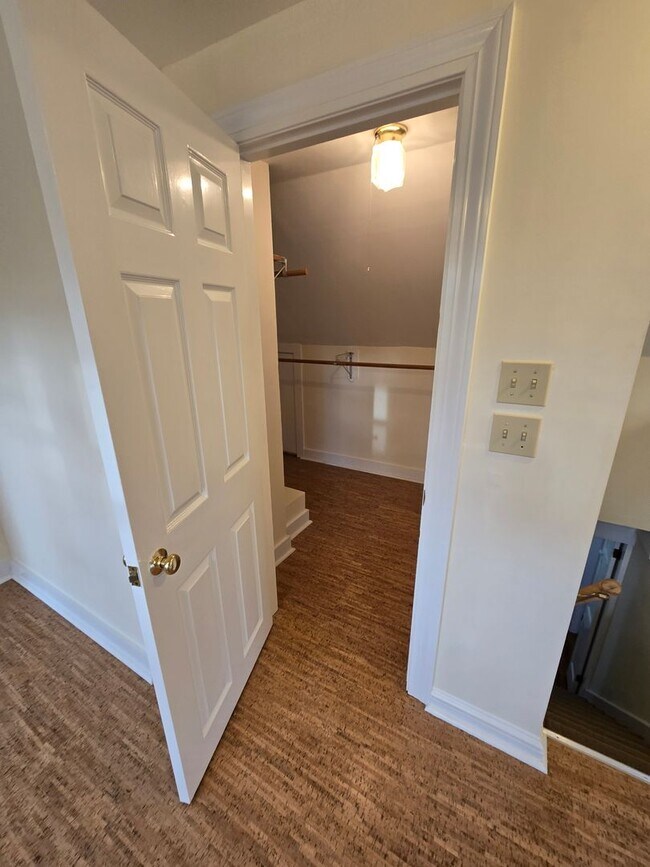 Building Photo - 5 Hillside Ave