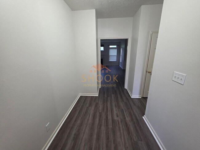 Building Photo - 3 BR Lindberg Village