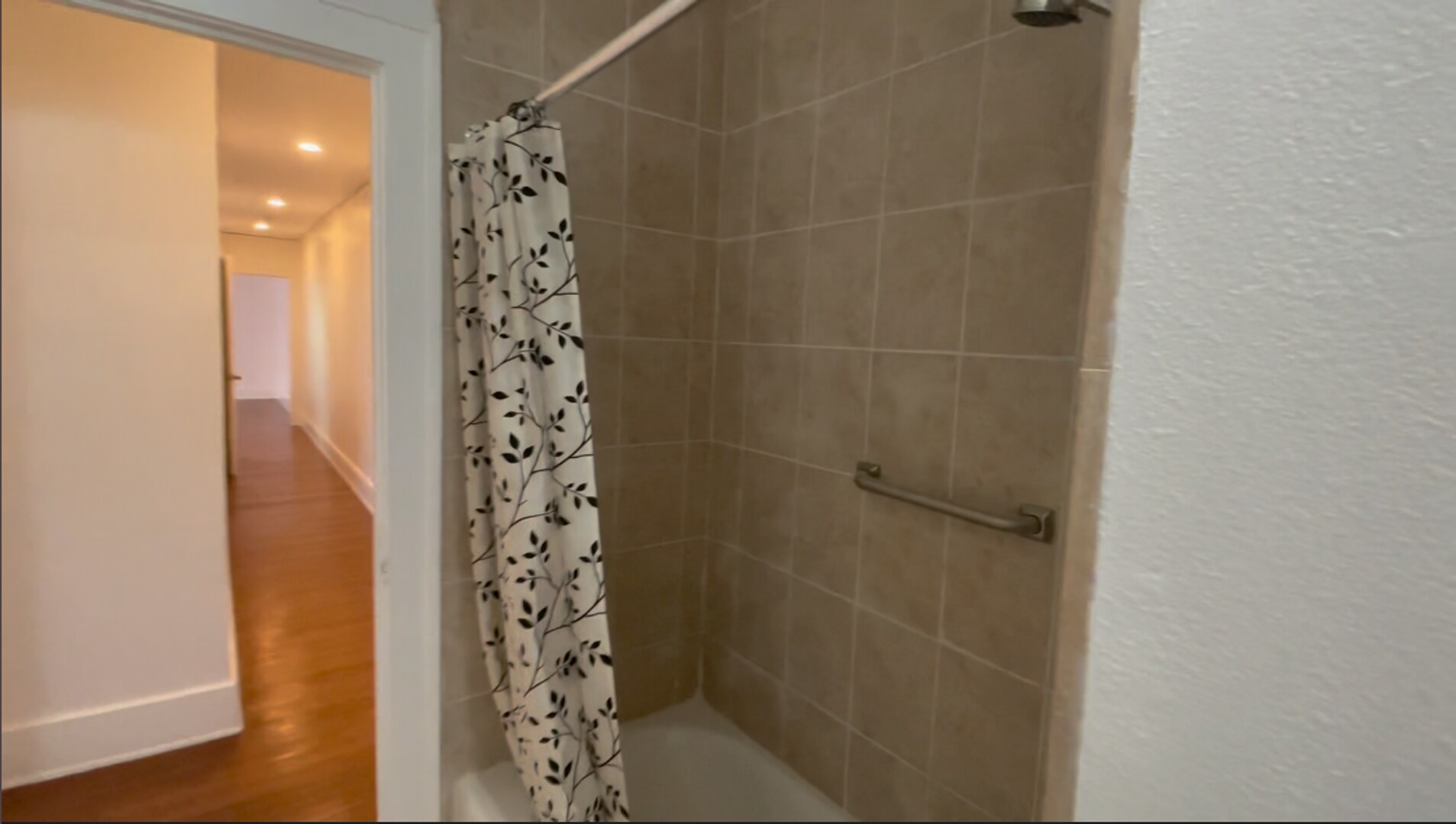 Building Photo - 2-Bedroom Duplex in Prime Mid-Wilshire Area!