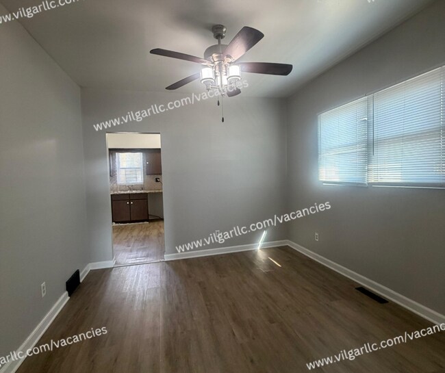 Building Photo - 4727 Sheffield Ave