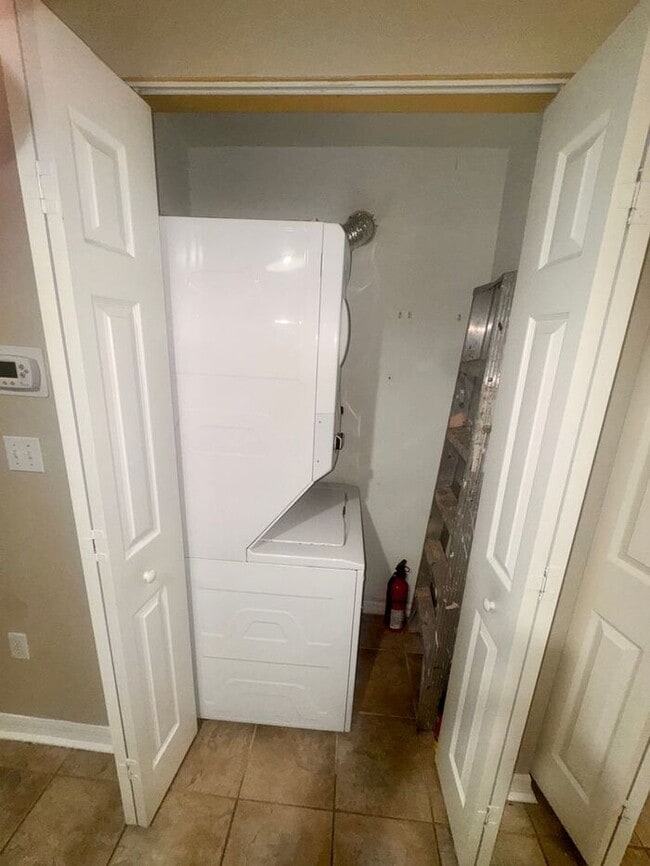 Building Photo - 2 Bedroom 2 Bath Corner Unit Ground Floor ...