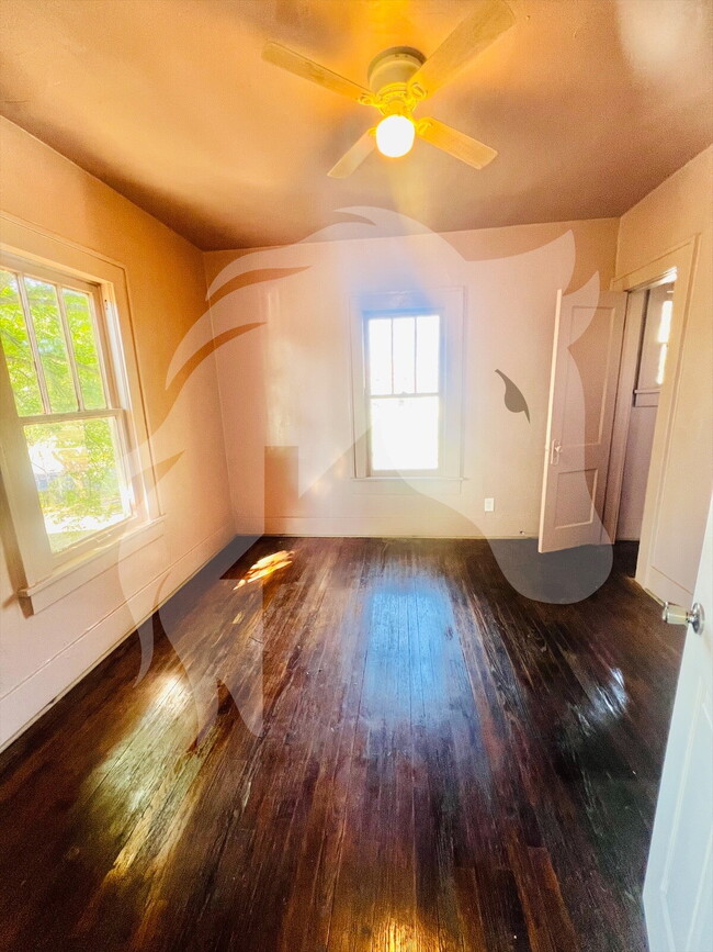 Building Photo - 211 S 7th St