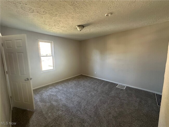 Building Photo - 1915 Maple Ave NE