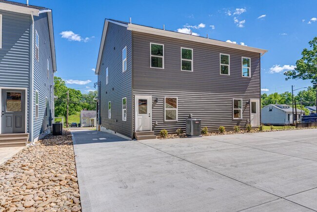 Building Photo - 3425 Garden Dr