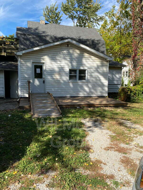 Primary Photo - 210 Whitlock Ave