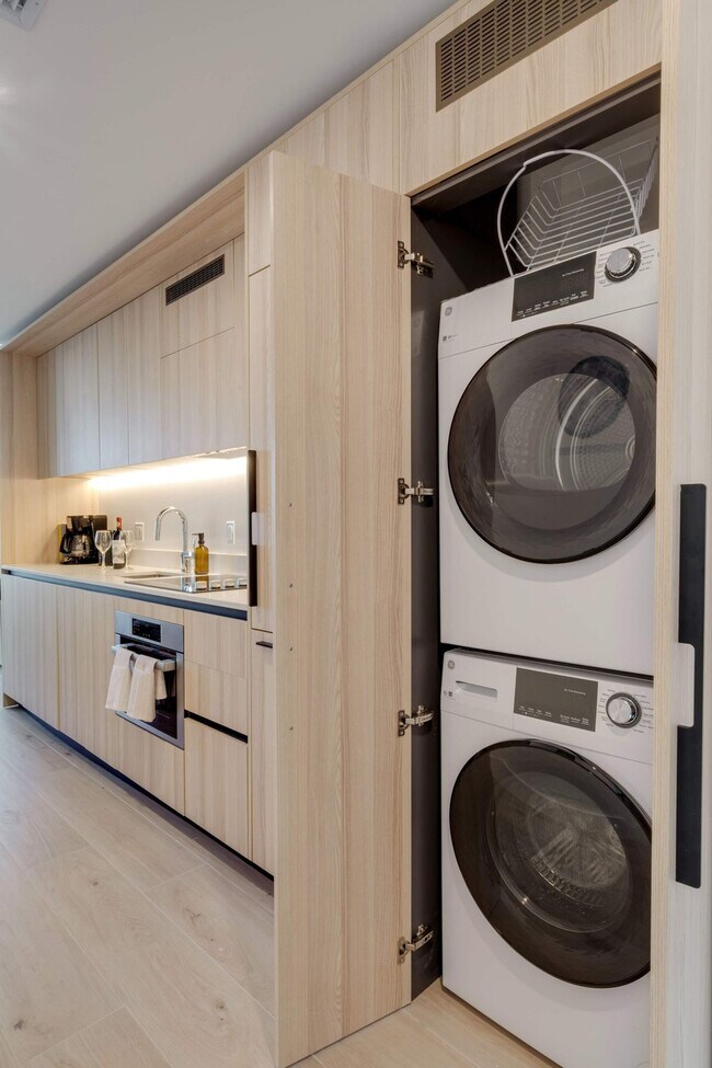 Building Photo - 225 N Miami Ave