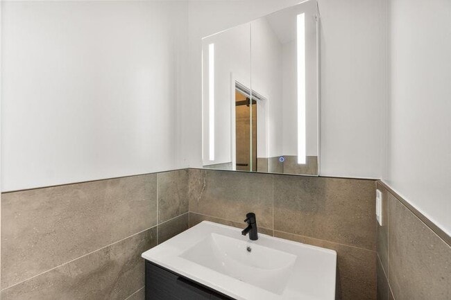 Building Photo - 952 Broadway