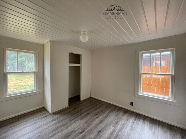 Building Photo - 2 Bedroom for Rent in Cottage Grove