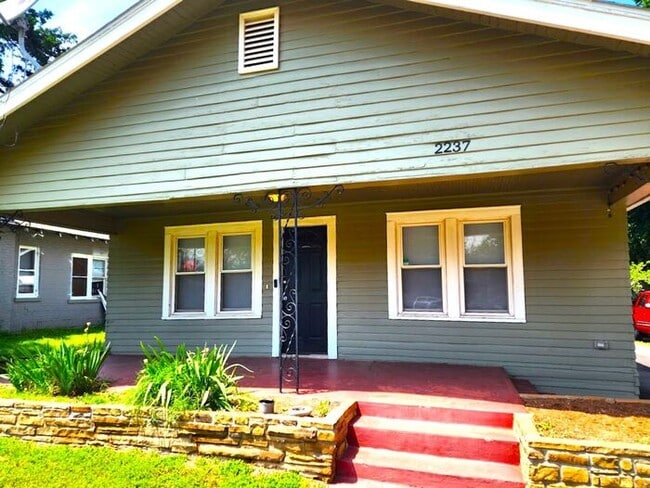 Building Photo - 2 Bed 1 Bath Plus Bonus Room in YOUNGS ENG...