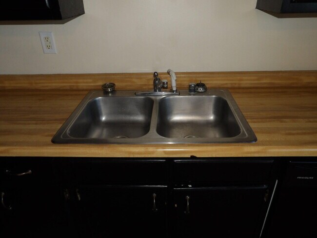 Building Photo - 65 Ashwood Ct