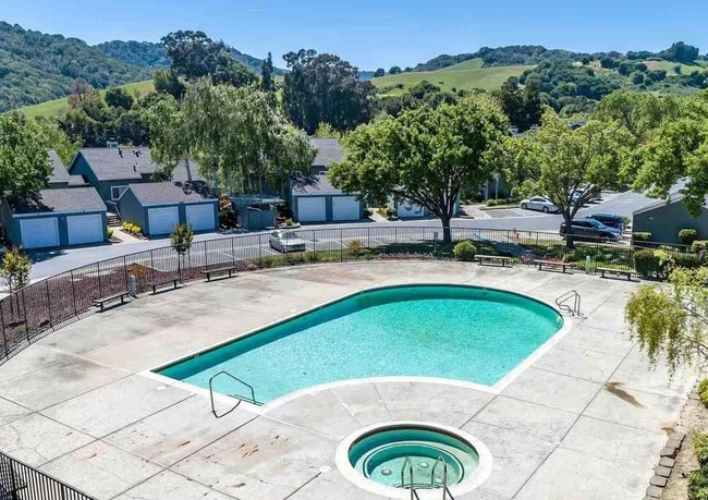 Building Photo - Fabulous Canyon Meadows Condo - Move-In Re...