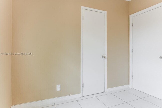 Building Photo - 1531 NW 12th Ct