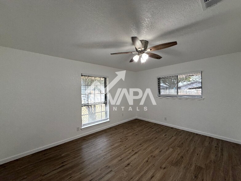 Building Photo - 7403 Castle Crown Dr