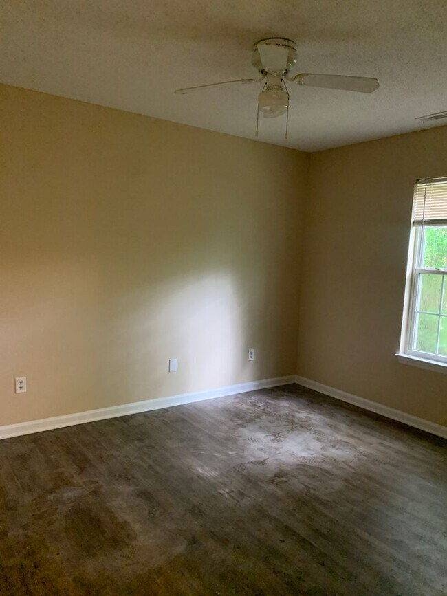 Building Photo - 3 Bedroom 2 Bath on Park Ave. Available