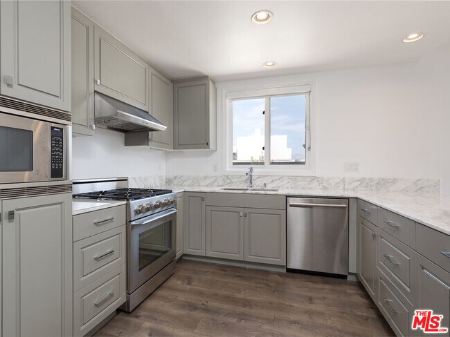 Building Photo - 230 S Hamilton Dr