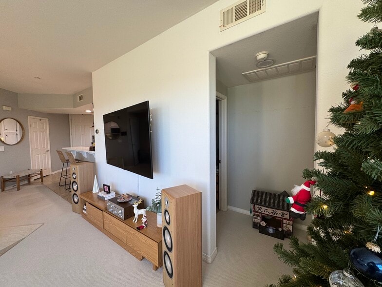 Building Photo - 243 Riverdale Ct