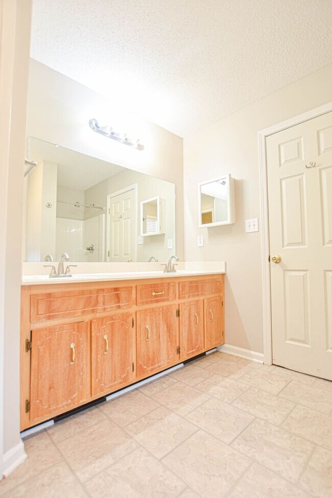 Building Photo - Pet Friendly Three Bedroom with Bonus!