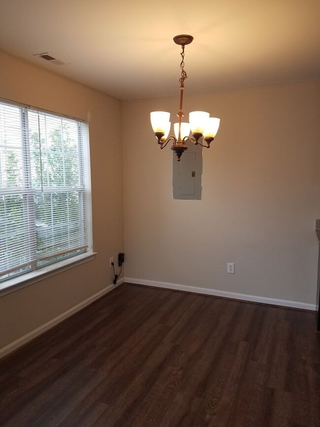 Building Photo - Beautiful 3 Bedroom in Quiet Neighborhood