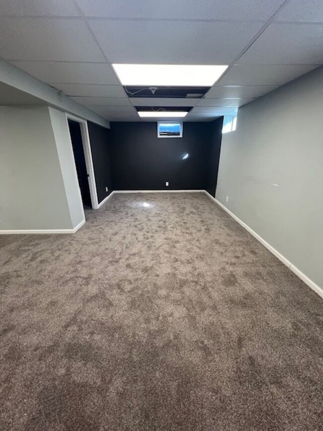 Building Photo - Spacious 4 Bedroom Duplex!!