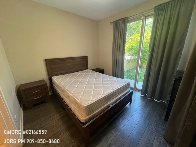 Building Photo - Bellflower Furnished 3 Bedroom Townhouse