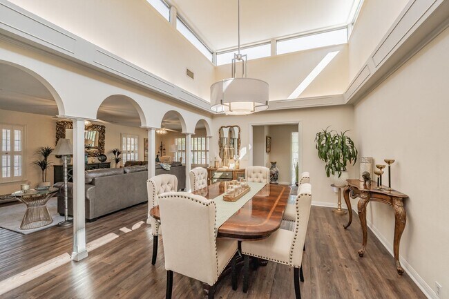 Building Photo - Spacious 3 Bed, 2 Bath Duplex in the Heart...
