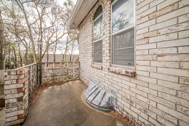 Building Photo - 1107 S Jackson St