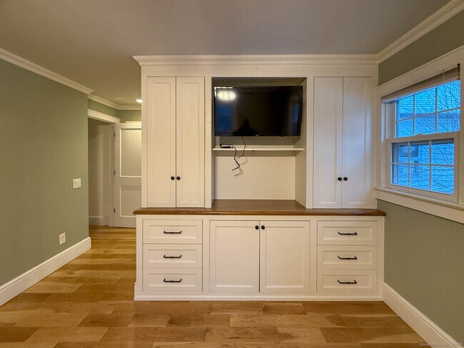 Building Photo - 2 Maple Ln