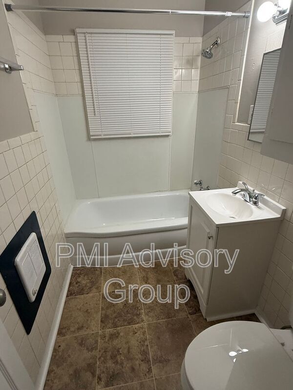 Building Photo - 3365 SE Girard St