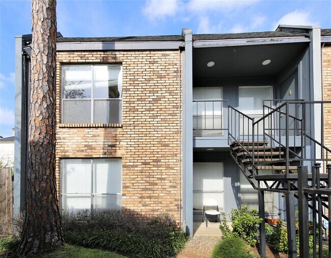 Building Photo - 6202 Skyline Dr