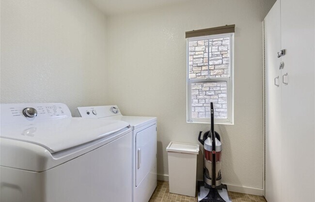 Building Photo - Huge room in a large shared home, private ...