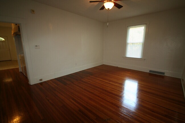 Building Photo - 1306 W Chapel Hill St