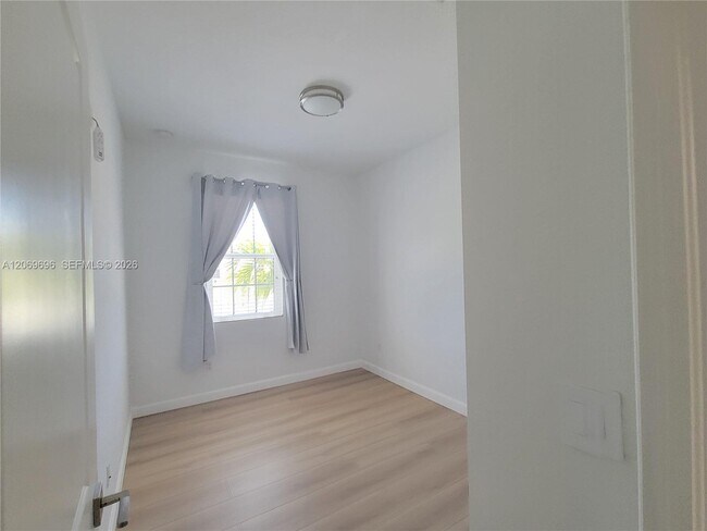 Building Photo - 1107 NW 40th Ter