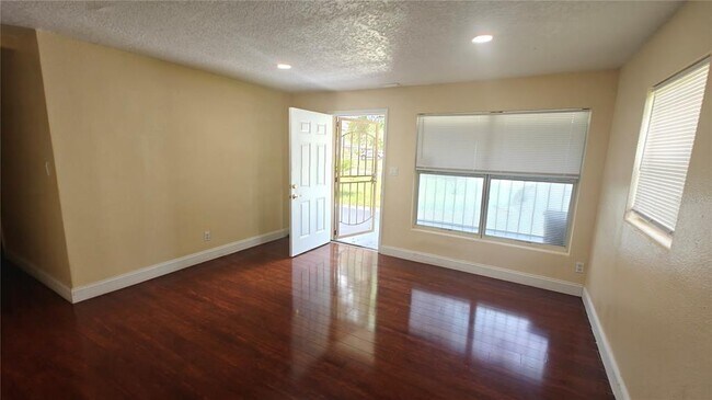 Building Photo - 6918 Ravenna Ave
