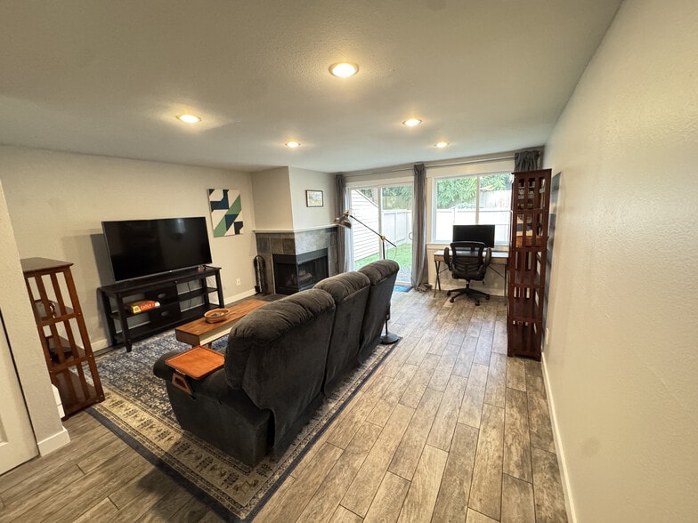 Building Photo - 9612 NE 121st Ln