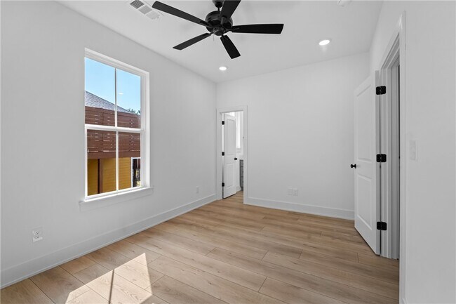 Building Photo - 576 S Willow Ave
