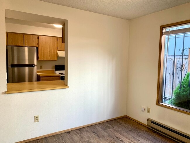 Building Photo - Spacious 2 Bedroom Condo - Located Near Seattle University