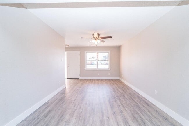 Building Photo - Great 3/2 with a Large Bonus Room