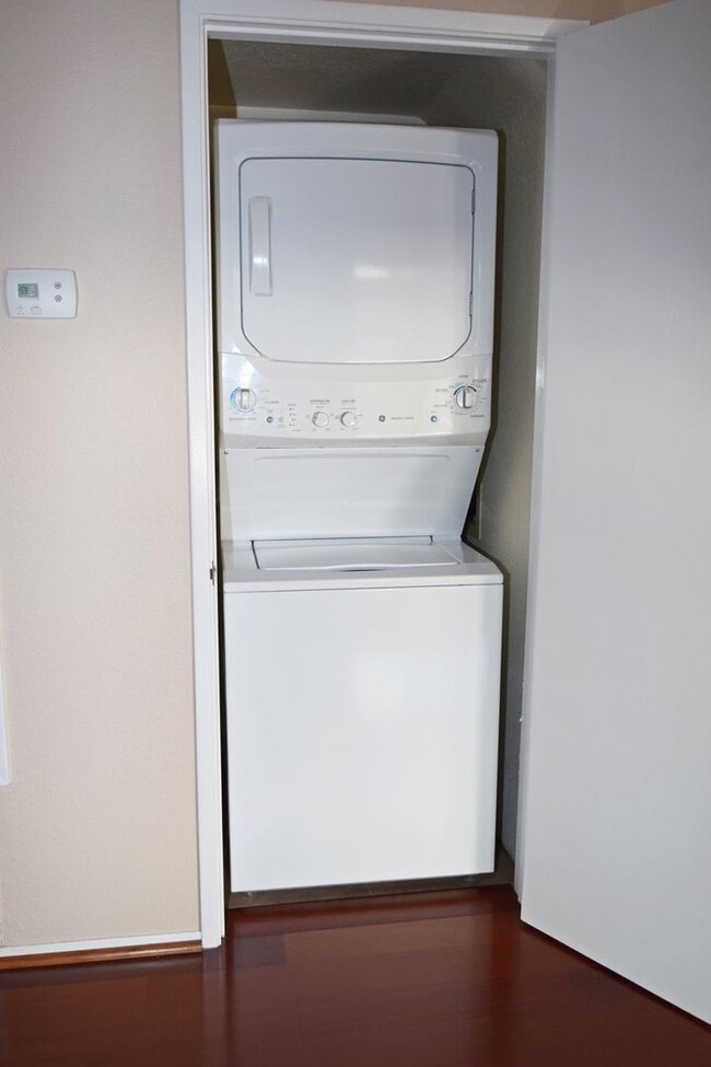 Building Photo - One Week Free Special! Modern 2 Bed 2.5Bath Townhome with Garage, Balconies & In-Unit Laundry in ...