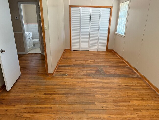 Building Photo - Downtown Cottage